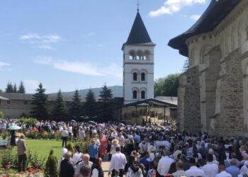 Mănăstirea Putna, de Sfîntul Voievod Ștefan cel Mare: Slujbă religioasă oficiată de un impresionant sobor de preoți, recitaluri de muzică patriotică și religioasă, paradă militară și depuneri de coroane de flori la mormîntul Domnitorului