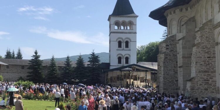 Mănăstirea Putna, de Sfîntul Voievod Ștefan cel Mare: Slujbă religioasă oficiată de un impresionant sobor de preoți, recitaluri de muzică patriotică și religioasă, paradă militară și depuneri de coroane de flori la mormîntul Domnitorului