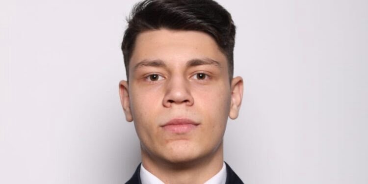 Absolvent al colegiului militar cîmpulungean, Andrei Gabriel Romanescu a fost admis primul la Facultatea de Inginerie Marină, specializarea Electromecanică, din cadrul Academiei Navale ”Mircea cel Bătrîn”