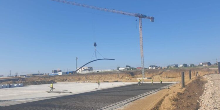 Pe șantierul sălii polivalente a Sucevei s-au montat primele macarale