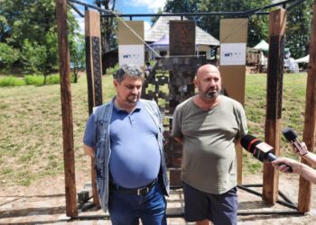 Chef Cătălin Scărlătescu, la Muzeul Satului Bucovinean: Pentru prima dată facem aici mici, dar micii noștri, că am avut un pariu cu directorul Muzeului Național al Bucovinei, Emil Ursu, că nu știm noi să facem mici la București