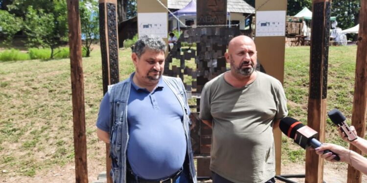 Chef Cătălin Scărlătescu, la Muzeul Satului Bucovinean: Pentru prima dată facem aici mici, dar micii noștri, că am avut un pariu cu directorul Muzeului Național al Bucovinei, Emil Ursu, că nu știm noi să facem mici la București