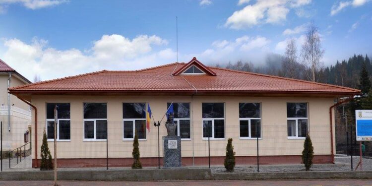 Inspectorul școlar de limbi moderne, Mariana Ciupu: ”Mi-ar face plăcere să lucrez la școala de la Cîrlibaba. Dacă ar fi la cinci kilometri de Suceava nu aș avea nici o ezitare. Este o școală luminoasă recent renovată. Au table interactive, iar profesorii și colectivul mi s-au părut ok”