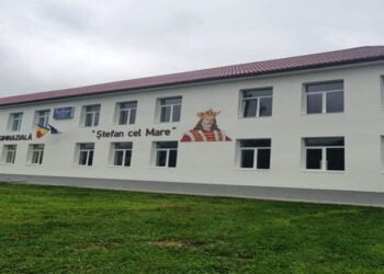 Inspectorul școlar de limbi moderne, Mariana Ciupu: ”Mi-ar face plăcere să lucrez la școala de la Cîrlibaba. Dacă ar fi la cinci kilometri de Suceava nu aș avea nici o ezitare. Este o școală luminoasă recent renovată. Au table interactive, iar profesorii și colectivul mi s-au părut ok”