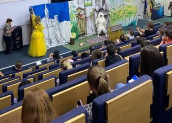 Spectacol de teatru susținut de trupa de educatoare de la o grădiniță din Obcini în aula universității sucevene, pentru copii de grădiniță și de clasele I-IV