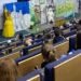 Spectacol de teatru susținut de trupa de educatoare de la o grădiniță din Obcini în aula universității sucevene, pentru copii de grădiniță și de clasele I-IV