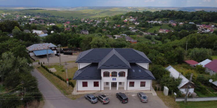 După 60 de ani, căminul cultural din Lămășeni-Rădășeni a fost reabilitat în totalitate. A fost sfințit și Monumentul Eroilor realizat de un preot din Mălini. Elena Denisa Roman, o elevă cu un talent deosebit la pictură, a fost premiată de primarul Neculai Perju (FOTO)