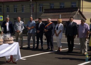 Sală de sport cu 180 de locuri, inaugurată la Zvoriștea. Fanfara Tradițională Poiana Zvoriștea a intonat imnul de stat, un sobor de preoți a oficiat o slujbă, iar cîțiva copii din localitate au jucat un meci de fotbal (Foto)