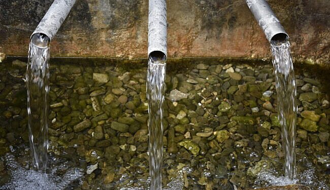 Dr. Alexandru Paziuc: Atrag atenția că multe persoane în vîrstă suferă de deshidratare. Mulți spun că beau ceai, dar ceaiul nu are același efect ca apa simplă, apa potabilă, însă nu cea de la robinet, ci, în special apa plată de izvor. Apa de la robinet conține foarte multe substanțe care vin să ne protejeze pe noi, dar nu hidratează