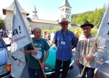 Mașini de epocă, pelerinaj pe traseul Suceava – Rădăuți – Putna, cu o zi înainte de hramul Mănăstirii Putna