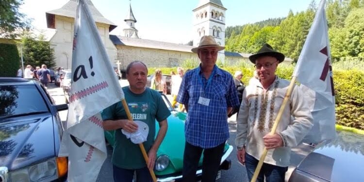 Mașini de epocă, pelerinaj pe traseul Suceava – Rădăuți – Putna, cu o zi înainte de hramul Mănăstirii Putna