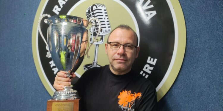 Cupa cîștigată de echipa de fotbal sub 16 ani a Liceului cu Program Sportiv în Germania, fabricată în Italia. Directorul LPS, Ciprian Anton: ”Pentru competitorii din Germania și Franța a fost o surpriză că am cîștigat, dar nu și pentru noi”