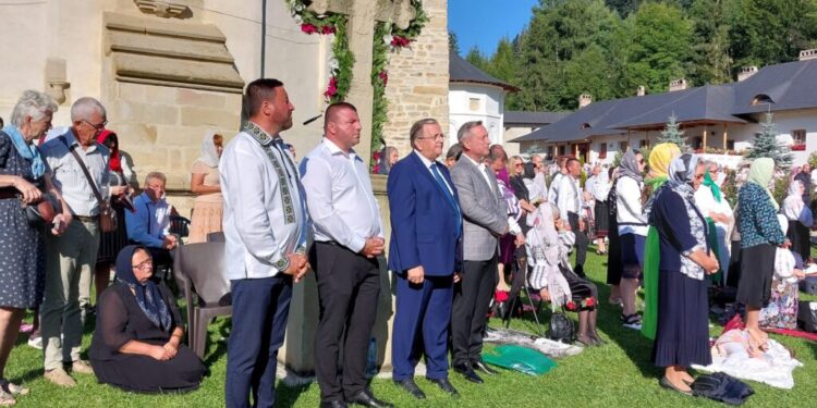 Gheorghe Flutur, la Putna: La hramul Mănăstirii Putna a sosit foarte multă lume, surprinzător de multă lume venită și din țară, și din diaspora, și am văzut foarte multă lume în costume populare