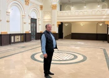 „Vatra Dornei este într-adevăr un șantier care creează pe moment un disconfort, dar sînt convins că peste cîteva luni va fi un adevărat bibelou turistic, cu cazinoul strălucind ca o perlă, cu străzi asfaltate, cu trotuare moderne”