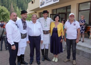 La Broșteni sînt în derulare mai multe proiecte pentru modernizarea școlilor și a spitalului, și pentru anveloparea blocurilor