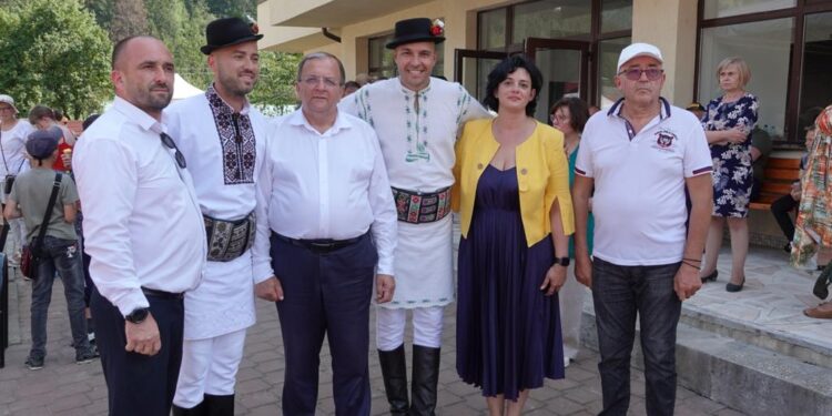 La Broșteni sînt în derulare mai multe proiecte pentru modernizarea școlilor și a spitalului, și pentru anveloparea blocurilor