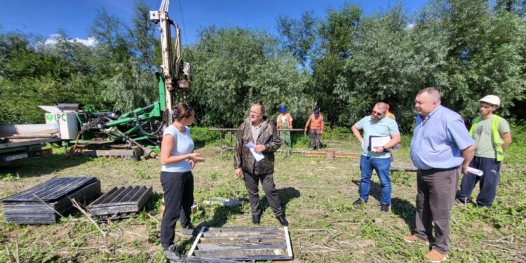 Lucrările de foraj pentru viitoarea autostradă pe tronsonul Suceava – Siret, aproape de final. Se solicită urgentarea procedurilor pentru demararea lucrărilor, pentru că Europeanul 85 este foarte aglomerat de TIR-urile care vin din Ucraina