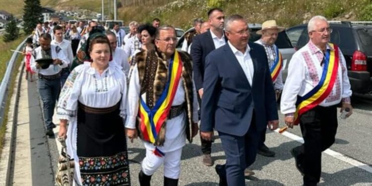 Îmbrăcat în costum popular, Gheorghe Flutur a vorbit la ”Hora de la Prislop” despre ținutul dacilor liberi și despre încălzirea globală, și a lansat următoarea strigătură dedicată soției sale, interpreta de muzică populară Ana Ilca Mureșan: ”Haida Ană la Prislop/ Am vinit ca sî ti gioc/  Unde-i aerul mai tare/ Să ai poftă de mîncare!”