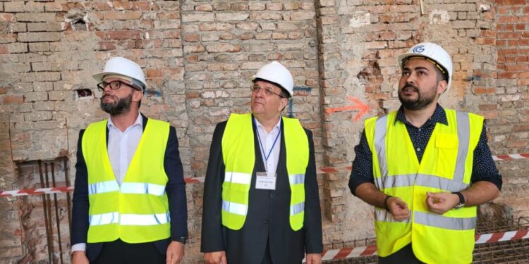 Palatul Administrativ Suceava, scos din circuit de incendiul din 6 martie 2021, va fi refăcut abia în august 2025. Sînt necesare lucrări suplimentare pentru consolidarea clădirii