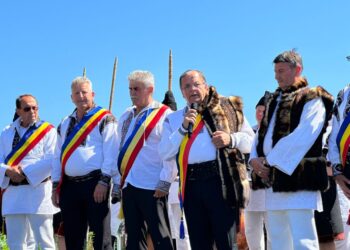 Gheorghe Flutur, pe Rarău, la ”Sărbătoarea muntelui”: Aș încuraja românii și străinii să vină în Bucovina. Bucovina este țara autenticului, a lucrurilor originale, cu folcor, cu straie populare, cu tradiții, gastronomie, cazare, peisaj, toate sînt la ele acasă. Hai în Bucovina!