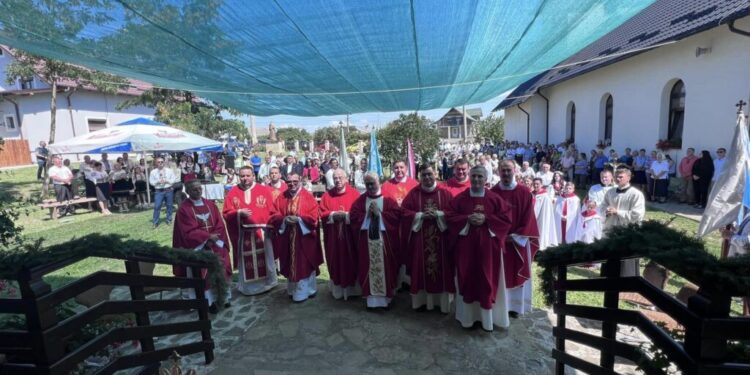 Credincioșii catolici din județul Suceava, la Bulai-Moara, la hramul Bisericii „Sf. Maximilian Maria Kolbe”. A fost evidențiată postura eroică a patronului bisericii din Bulai, a sfîntului preot polonez Maximilian Maria Kolbe, cel care a reușit să transforme un lagăr de concentrare într-un loc de rugăciune, speranță și iertare