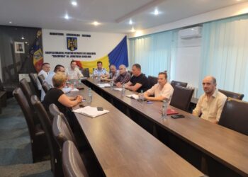 6 persoane de la centrul pentru persoane vîrstnice din Dumbrăveni au fost mutate la Zvoriștea, la un centru aparținînd DGASPC Suceava, iar celelalte 7 au fost internate la Spitalul Județean