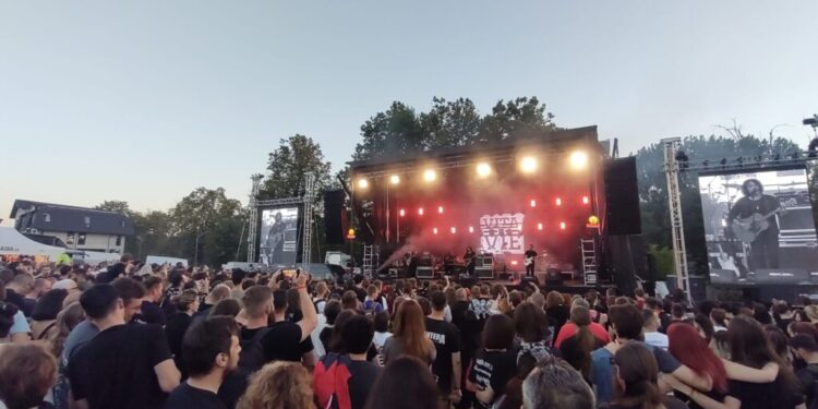 Ultima seară Bucovina Motorfest a adus cel mai mult public pe platoul Cetății de Scaun a Sucevei. Au cîntat Odissey, Vița de Vie și Phoenix Transsylvania. Adrian Despot: ”Suceava este un loc special, fie că se cîntă aici, sus, sau acolo, jos… locul acesta îl faceți voi special” (Foto)