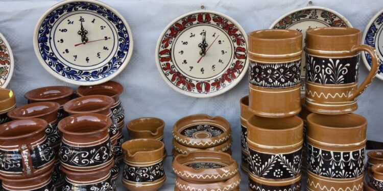 Oale, sticlărie, pielărie, sculptură în lemn, împletituri, icoane și ouă încondeiate, la Tîrgul Olarilor ”Ochi de Păun” de la Rădăuți