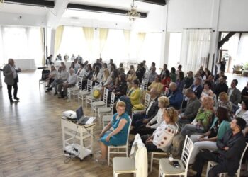 Medicul psihiatru Alexandru Paziuc, la conferința pe care a organizat-o: ”Cînd factorii stresanți sînt fie prea intenși, fie prea repetitivi, încetul cu încetul începem să uităm de noi înșine, sîntem mereu alergați și nu mai știm de noi nimic. Cînd ne oprim e foarte tîrziu. Și cine ne oprește? O boală”