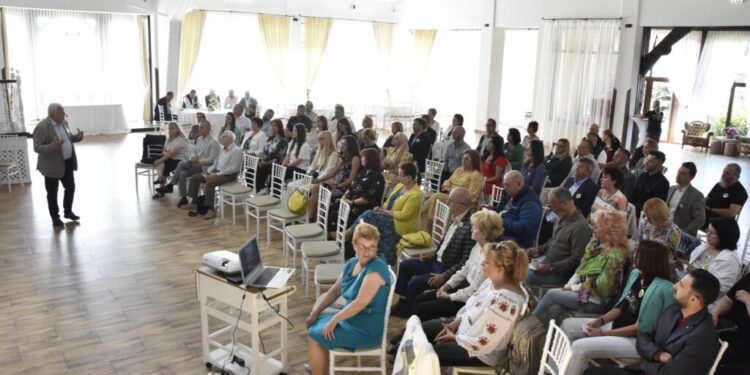 Medicul psihiatru Alexandru Paziuc, la conferința pe care a organizat-o: ”Cînd factorii stresanți sînt fie prea intenși, fie prea repetitivi, încetul cu încetul începem să uităm de noi înșine, sîntem mereu alergați și nu mai știm de noi nimic. Cînd ne oprim e foarte tîrziu. Și cine ne oprește? O boală”