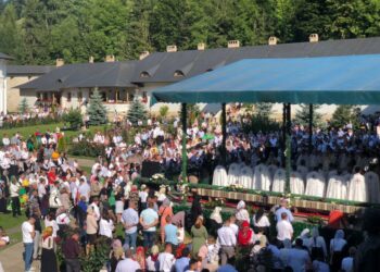 Mii de credincioși, mulți îmbrăcați în costume populare, la Sfînta Liturghie oficiată la Mănăstirea Putna. În curtea mănăstirii a fost scoasă spre închinare racla cu moaștele Sfîntului Iacob Putneanul (Foto)