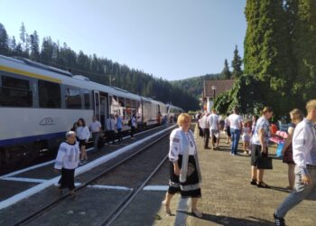 De Sfînta Maria, garnitura de tren Suceava – Putna a fost ocupată 90% la dus și 100% la întors. Angajații Stației Rădăuți le-au oferit călătorilor sarmale, cozonac și apă. Au fost pregătite pachete și pentru colegii din Stația Dornești (Foto)
