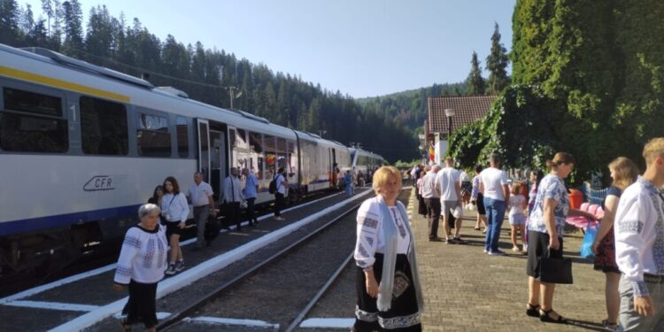 De Sfînta Maria, garnitura de tren Suceava – Putna a fost ocupată 90% la dus și 100% la întors. Angajații Stației Rădăuți le-au oferit călătorilor sarmale, cozonac și apă. Au fost pregătite pachete și pentru colegii din Stația Dornești (Foto)