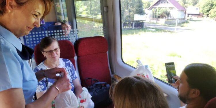 De Sfînta Maria, garnitura de tren Suceava – Putna a fost ocupată 90% la dus și 100% la întors. Angajații Stației Rădăuți le-au oferit călătorilor sarmale, cozonac și apă. Au fost pregătite pachete și pentru colegii din Stația Dornești (Foto)