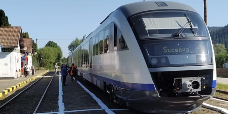 De Sfînta Maria, garnitura de tren Suceava – Putna a fost ocupată 90% la dus și 100% la întors. Angajații Stației Rădăuți le-au oferit călătorilor sarmale, cozonac și apă. Au fost pregătite pachete și pentru colegii din Stația Dornești (Foto)