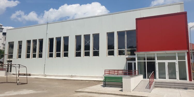 Terenul de sport de la Colegiul ”Spiru Haret” se modernizează și va rămîne la dispoziția publicului