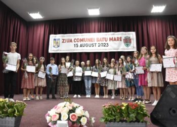 20 de elevi de nota 10 din comuna Satu Mare, premiați. Primarul Adrian Lavric: Anul trecut am avut zece copii de 10, iar anul acesta sînt 20, atît din Satu Mare, cît și din Țibeni. Le mulțumesc elevilor, cadrelor didactice, dar și părinților care au fost alături de ei