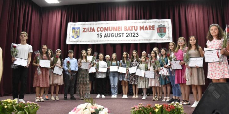 20 de elevi de nota 10 din comuna Satu Mare, premiați. Primarul Adrian Lavric: Anul trecut am avut zece copii de 10, iar anul acesta sînt 20, atît din Satu Mare, cît și din Țibeni. Le mulțumesc elevilor, cadrelor didactice, dar și părinților care au fost alături de ei