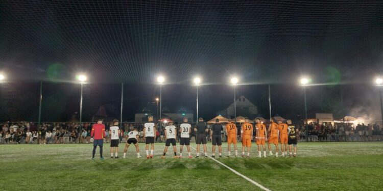 La Todirești sînt trei miniterenuri de sport și un teren mare. Primarul Mugurel Bocancea: Terenurile dispun de nocturnă și invit tinerii, copiii și elevii să iasă pe terenul de sport. Este gratuit. Sportul înseamnă sănătate, înseamnă formarea de caractere (Foto)