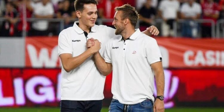Suceveanul Daniel Stanciuc, proaspăt jucător al campioanei României la handbal masculin, Dinamo București, a dat lovitura de start a partidei de fotbal dintre Dinamo și FC Botoșani (1-0)