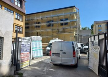 Sala de sport a Școlii 10 din Burdujeni, ridicată. Se lucrează la fațadă și la instalațiile interioare, și s-a demarat procedura de achiziție a dotărilor