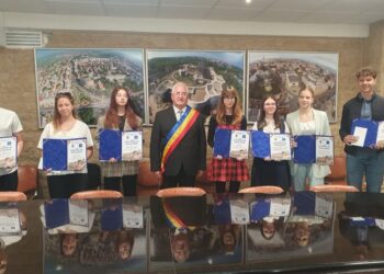 Cei opt elevi suceveni care au luat 10 la Evaluarea Națională, premiați de municipalitate cu cîte 3.000 de lei