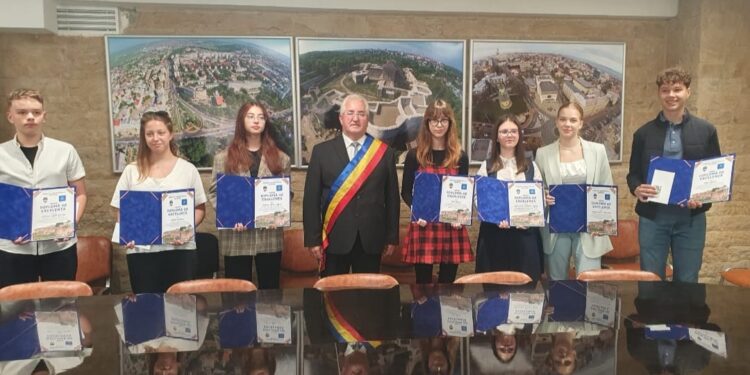 Cei opt elevi suceveni care au luat 10 la Evaluarea Națională, premiați de municipalitate cu cîte 3.000 de lei