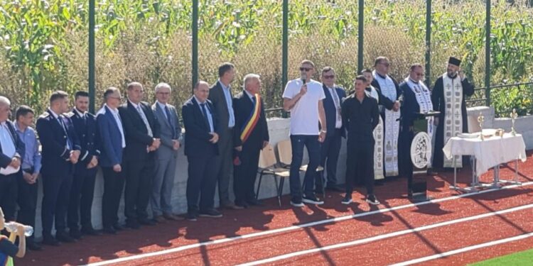 Fostul internațional Dorin Goian a participat la inaugurarea unui teren de sport la liceul din Cajvana. Aproximativ 500 de preșcolari și elevi beneficiază de această investiție (Foto)
