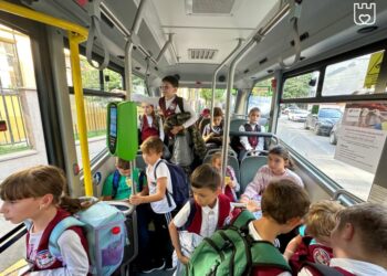 Autobuze TPL pentru transportul elevilor care locuiesc pe strada Eugen Dobrilă și în cartierul ”La stejari”, dar și pentru copiii care învață la Liceul ”Natanael”