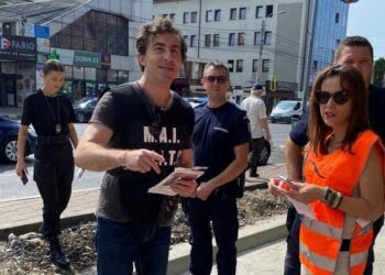 Campanie DGASPC Suceava împotriva cerșetoriei. ”Dacă vezi un copil cerșind sau părinți cu copii în brațe la cerșit, nu ezita, sună la Telefonul Copilului:119”