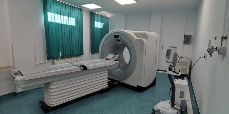 Laboratorul de imagistică al spitalului cîmpulungean, dotat cu aparatură de 22,6 milioane de lei, printr-un proiect european. Piesa cea mai importantă este un computer tomograf de ultimă generație