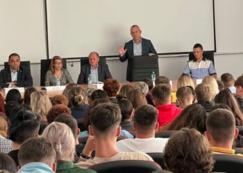 Tineri din sistemul de protecție, participanți la o reuniune de informare cu privire la drepturile și opțiunile pe care le au odată cu împlinirea vîrstei de 18 ani