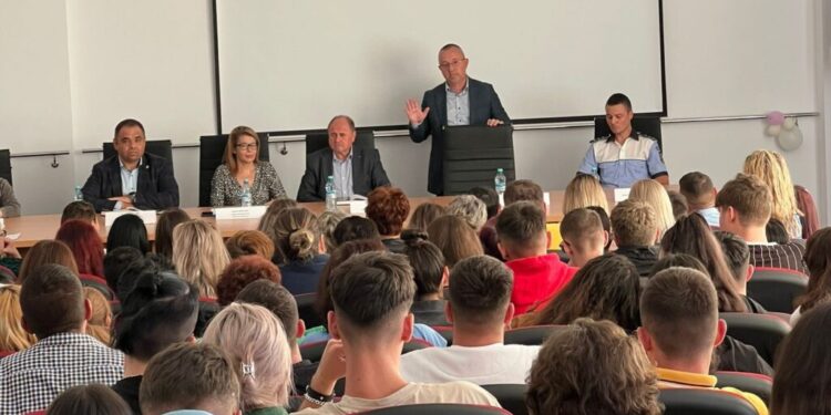 Tineri din sistemul de protecție, participanți la o reuniune de informare cu privire la drepturile și opțiunile pe care le au odată cu împlinirea vîrstei de 18 ani