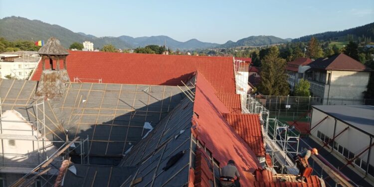 Lucrări ample de renovare la Colegiul ”Dragoș Vodă” din Cîmpulung Moldovenesc. ”Constructorul a ajuns la parter și la etajul I la nivel de parchet și uși, și s-au montat gresia, faianța și obiectele sanitare”